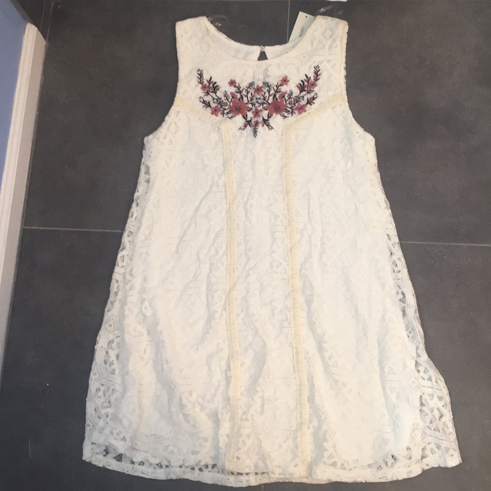 Sleeveless White lace dress